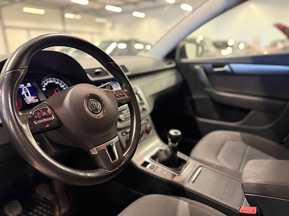 Volkswagen Passat 12 of 18