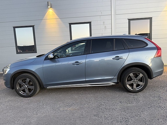 Volvo V60 Cross Country 2 of 5