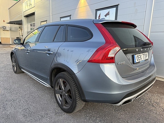 Volvo V60 Cross Country 3 of 5