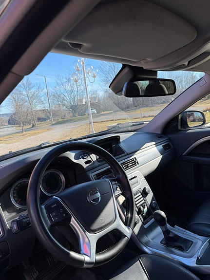 Volvo V70 3 of 5