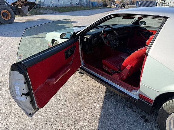 Chevrolet Camaro 9 of 17