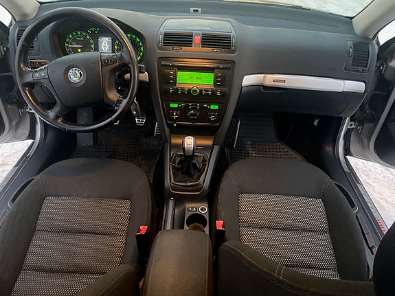 Skoda Octavia Scout 2 of 5