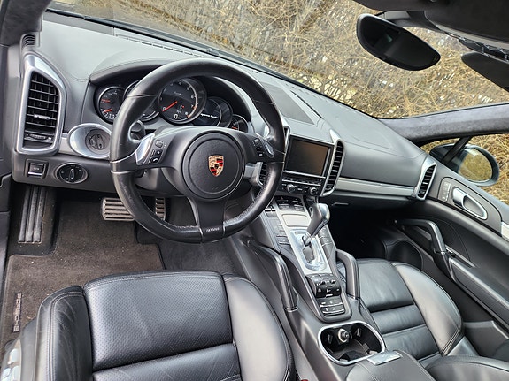 Porsche Cayenne Turbo 3 of 14