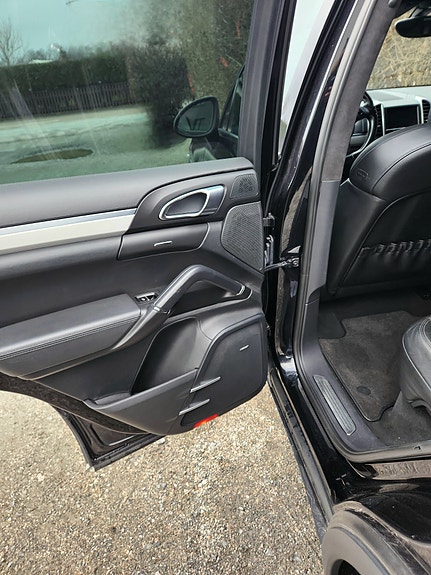 Porsche Cayenne Turbo 10 of 14