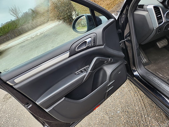 Porsche Cayenne Turbo 6 of 14
