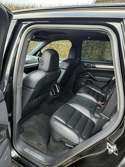 Porsche Cayenne Turbo 9 of 14