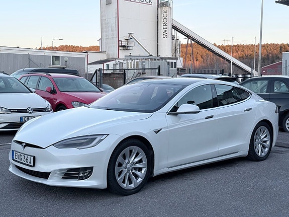 Tesla Model S 4 of 5
