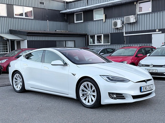 Tesla Model S 2 of 5