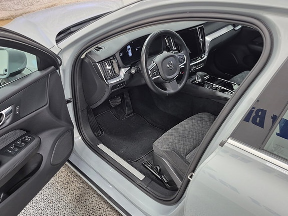 Volvo V60 2 of 9