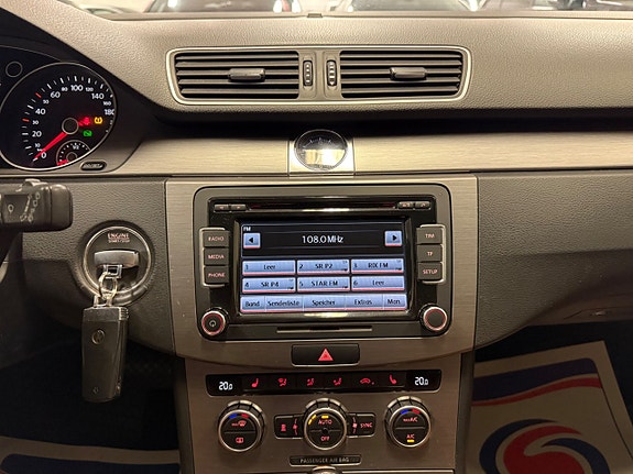 Volkswagen Passat 16 of 23