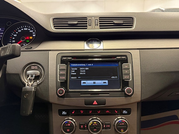 Volkswagen Passat 18 of 23