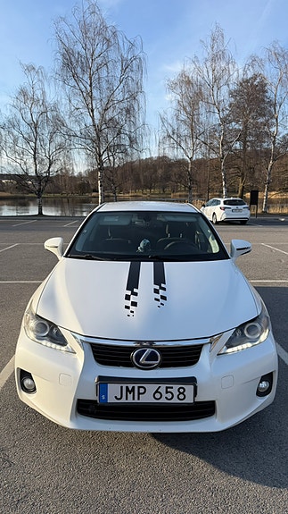 Lexus CT200h 2 of 11