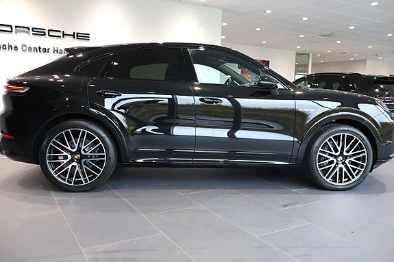 Porsche Cayenne 4 of 5