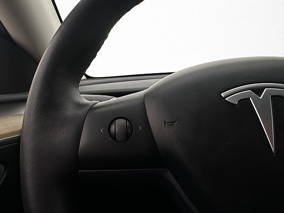 Tesla Model Y 28 of 30
