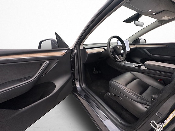 Tesla Model Y 10 of 30