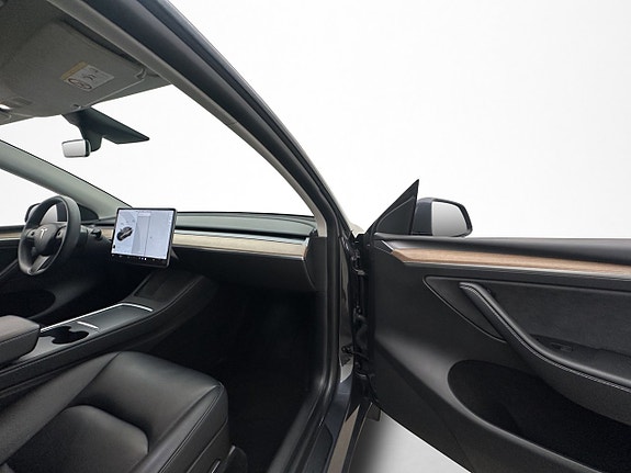 Tesla Model Y 26 of 30