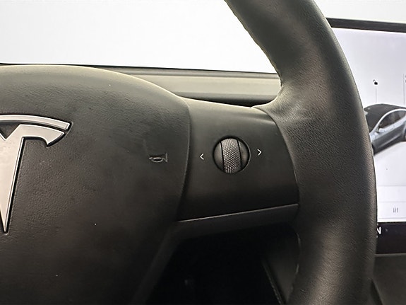 Tesla Model Y 29 of 30