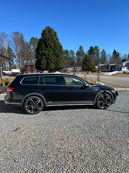 Volkswagen Passat Alltrack 2 of 4