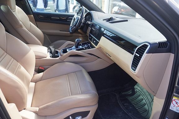 Porsche Cayenne 7 of 7
