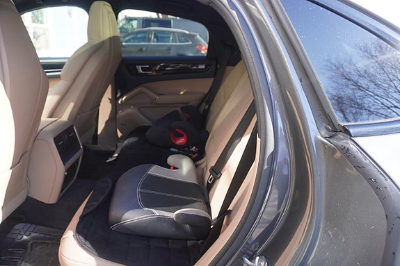 Porsche Cayenne 6 of 7