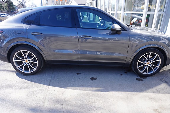 Porsche Cayenne 3 of 5