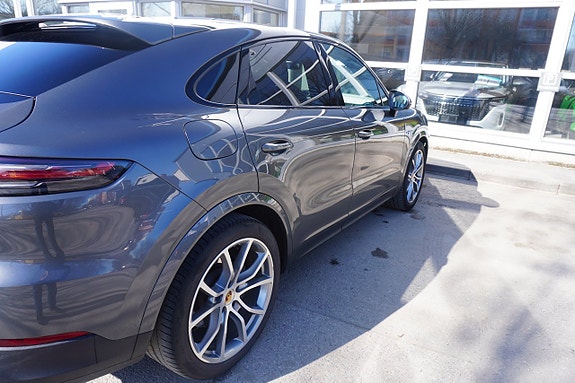 Porsche Cayenne 4 of 5