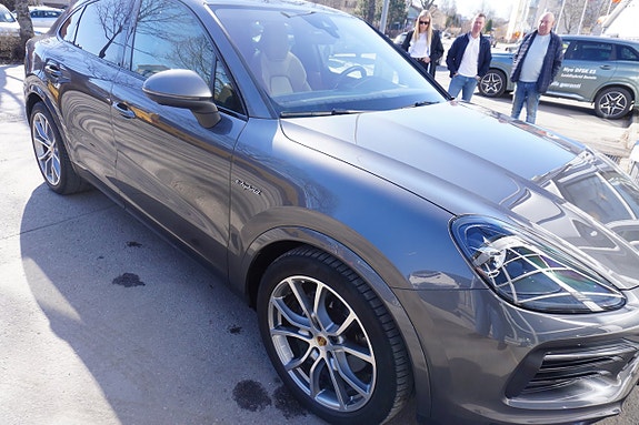 Porsche Cayenne 2 of 5