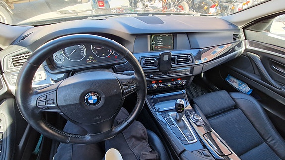 BMW 520d 2 of 5