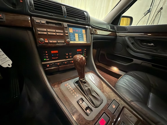 BMW 750i 12 of 21