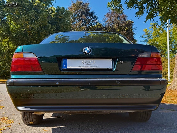 BMW 750i 4 of 21
