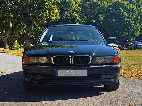 BMW 750i 8 of 21