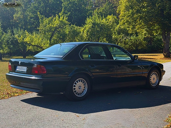 BMW 750i 5 of 21