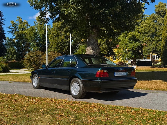 BMW 750i 3 of 21