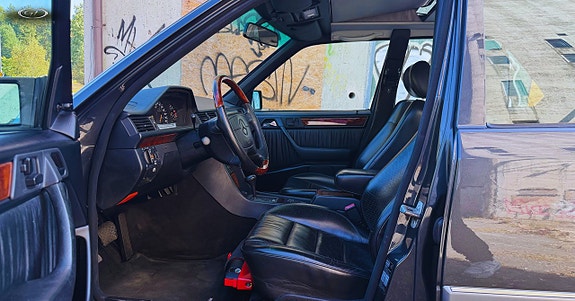 Mercedes-Benz E50 9 of 23