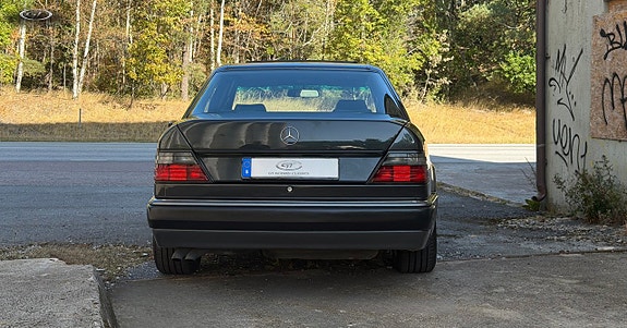 Mercedes-Benz E50 4 of 23