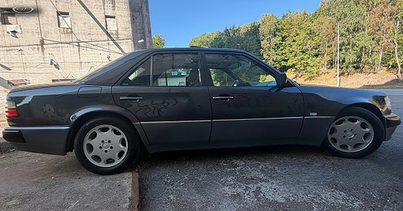 Mercedes-Benz E50 6 of 23