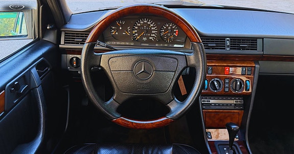 Mercedes-Benz E50 11 of 23