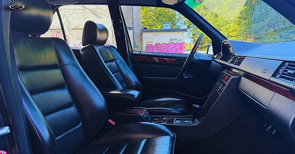 Mercedes-Benz E50 13 of 23