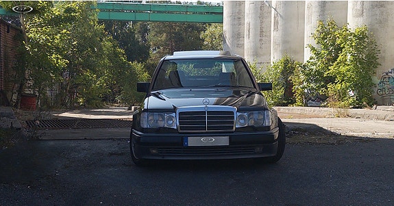 Mercedes-Benz E50 8 of 23