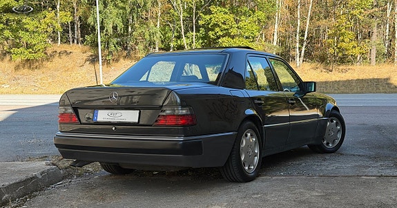 Mercedes-Benz E50 5 of 23