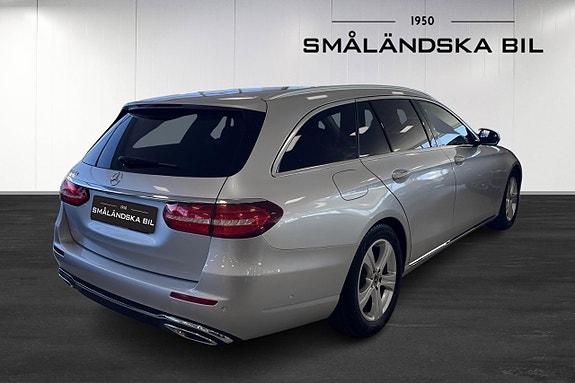 Mercedes-Benz E220 4 of 5