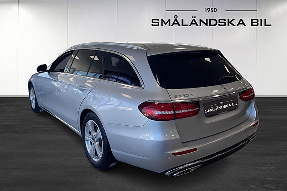 Mercedes-Benz E220 3 of 5