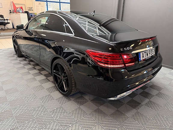 Mercedes-Benz E500 4 of 5