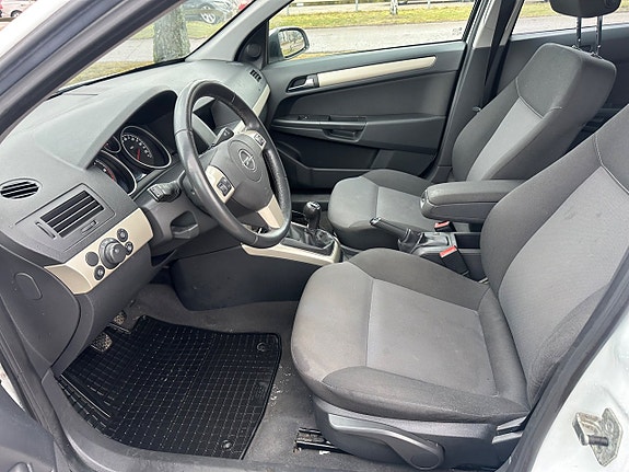 Opel Astra 12 of 13