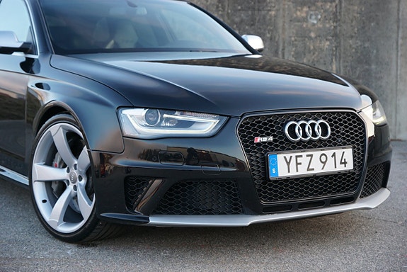 Audi RS4 3 of 5