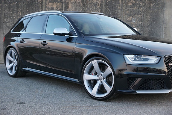 Audi RS4 2 of 5