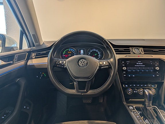 Volkswagen Passat 13 of 22