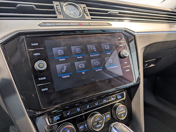 Volkswagen Passat 10 of 22