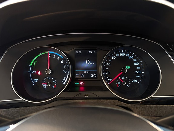 Volkswagen Passat 15 of 22