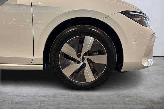 Volkswagen Passat 9 of 26